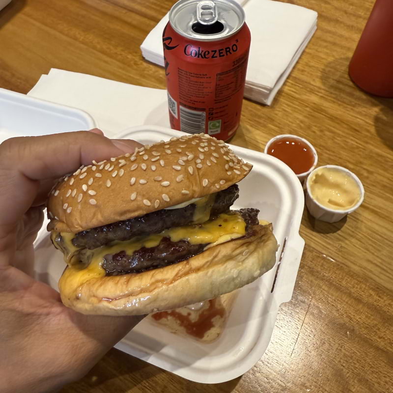 Double cheese burger – Bild från Bleecker Burger Soho av Adam L. (2025-08-27)