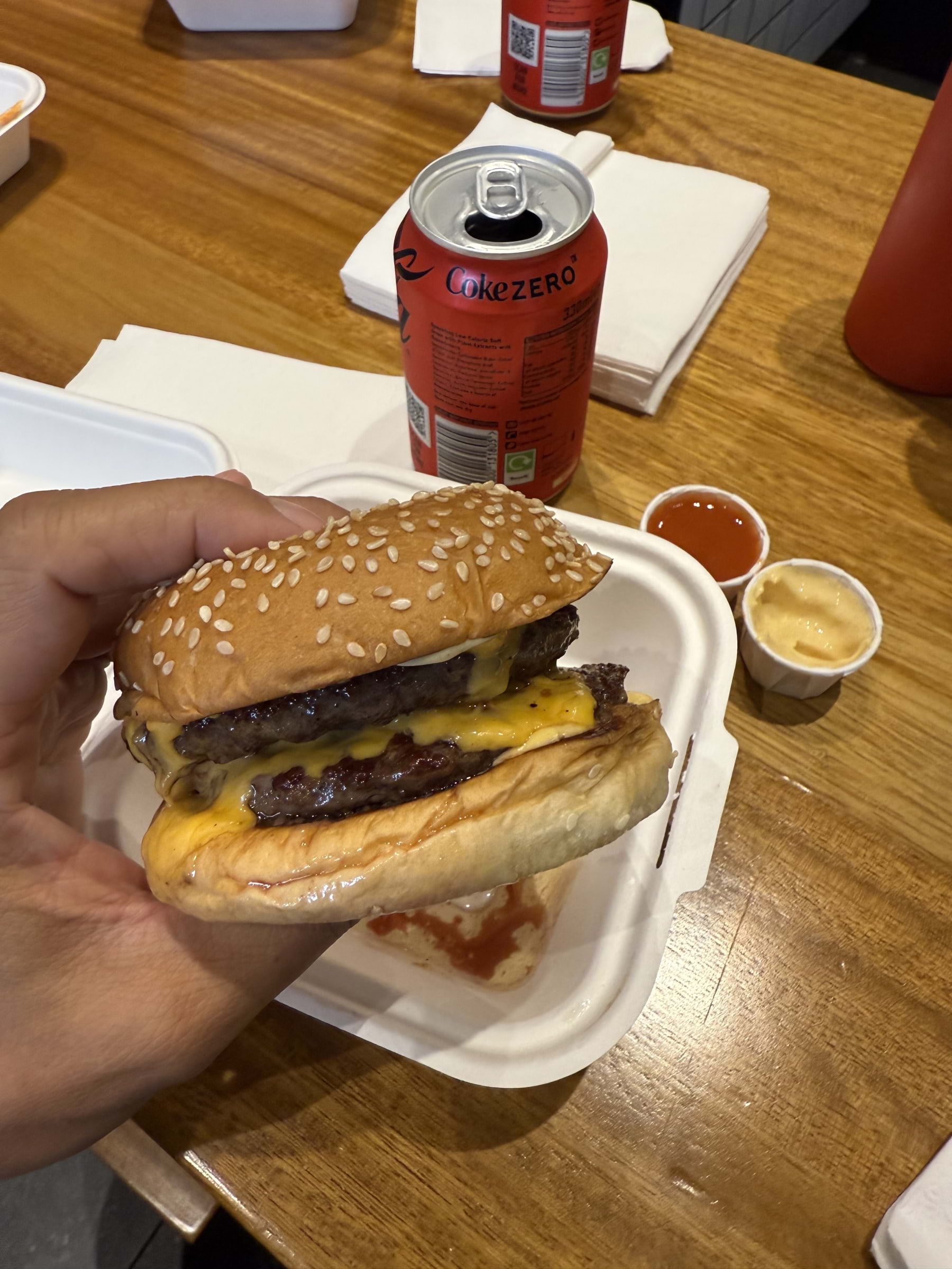 Double cheese burger – Photo from Bleecker Burger Soho by Adam L. (27/08/2025)