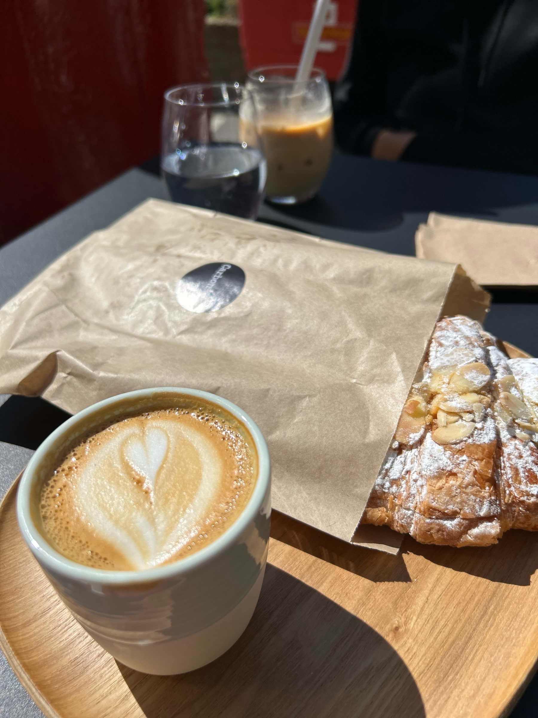 Flat white with almond croissant  – Photo from Carbon Kopi Fulham by Madiha S. (16/08/2023)
