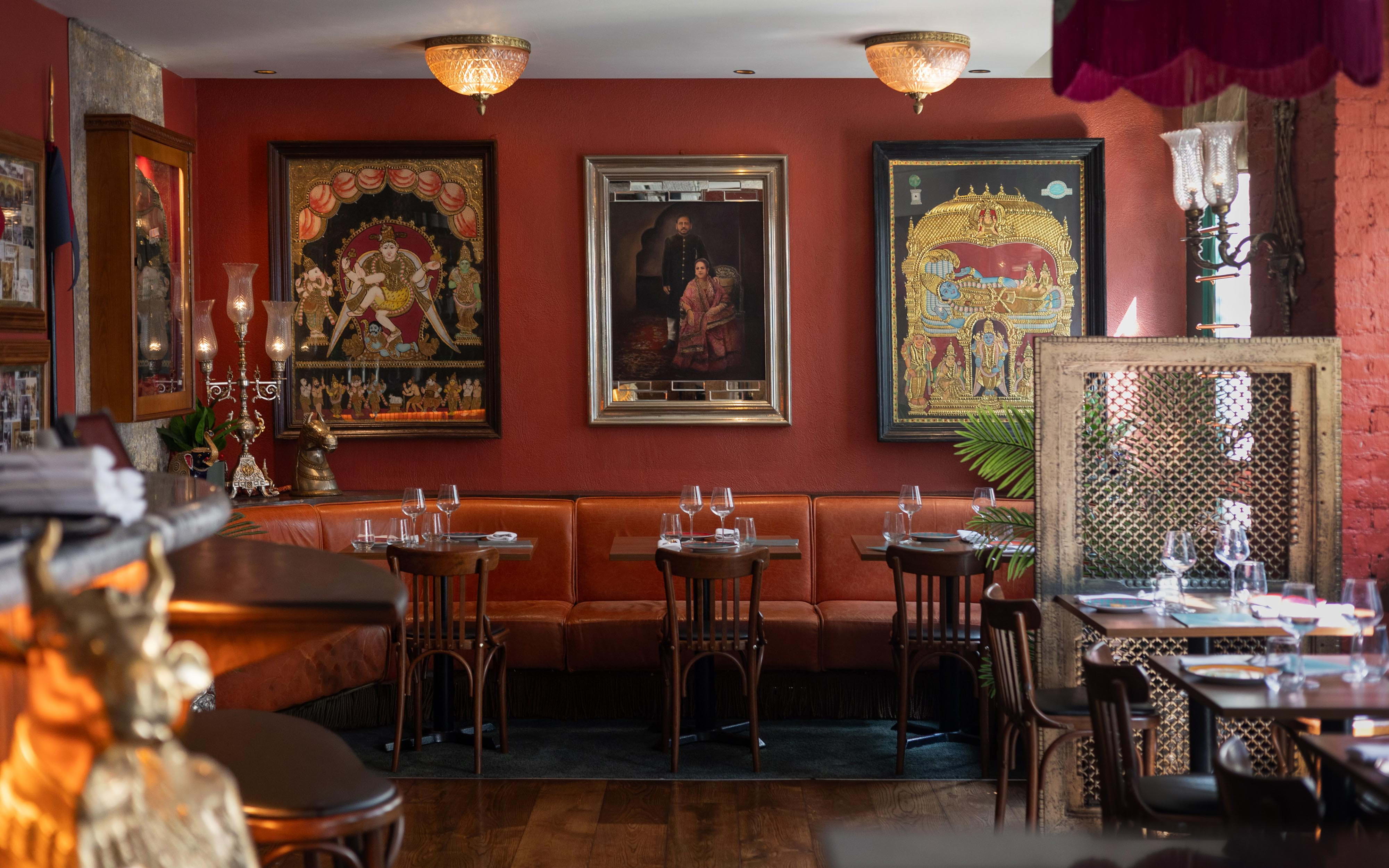 Colonel Saab Trafalgar Square – Restaurants near tourist attractions