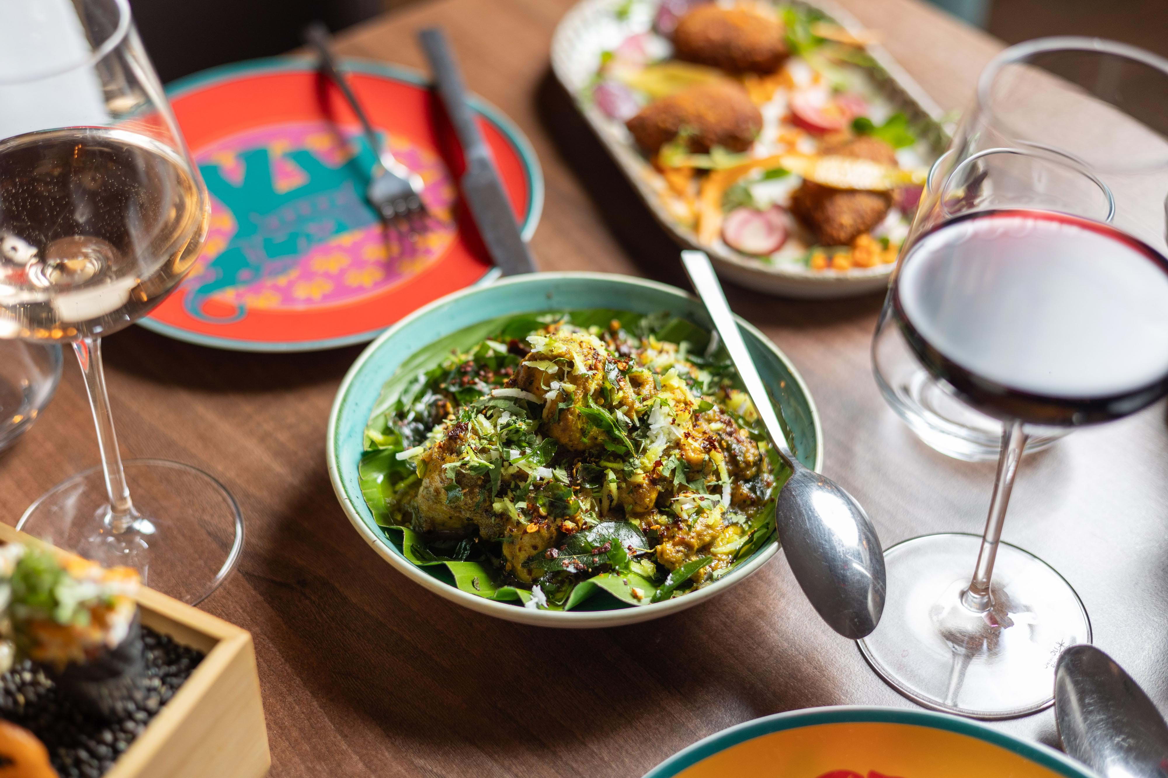 Colonel Saab Trafalgar Square – Restaurants near tourist attractions