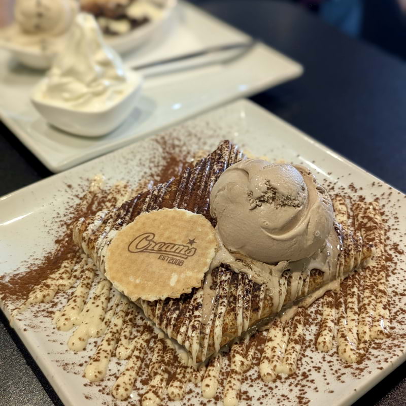 Choc Tiramisu Hot Pocket – Bild från Creams Cafe Walthamstow av Daniel S. (2024-10-21)