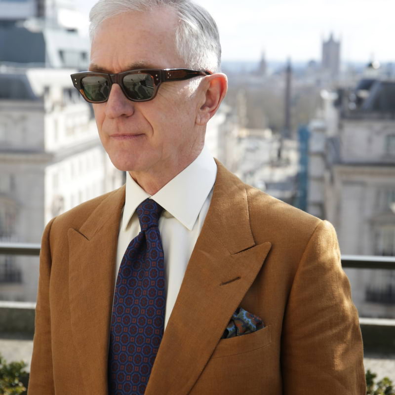 'GreyFox' wearing SB tobacco linen suit, cut & made at 10 Savile Row – Bild från Dege & Skinner av Cass S. (2025-05-30)