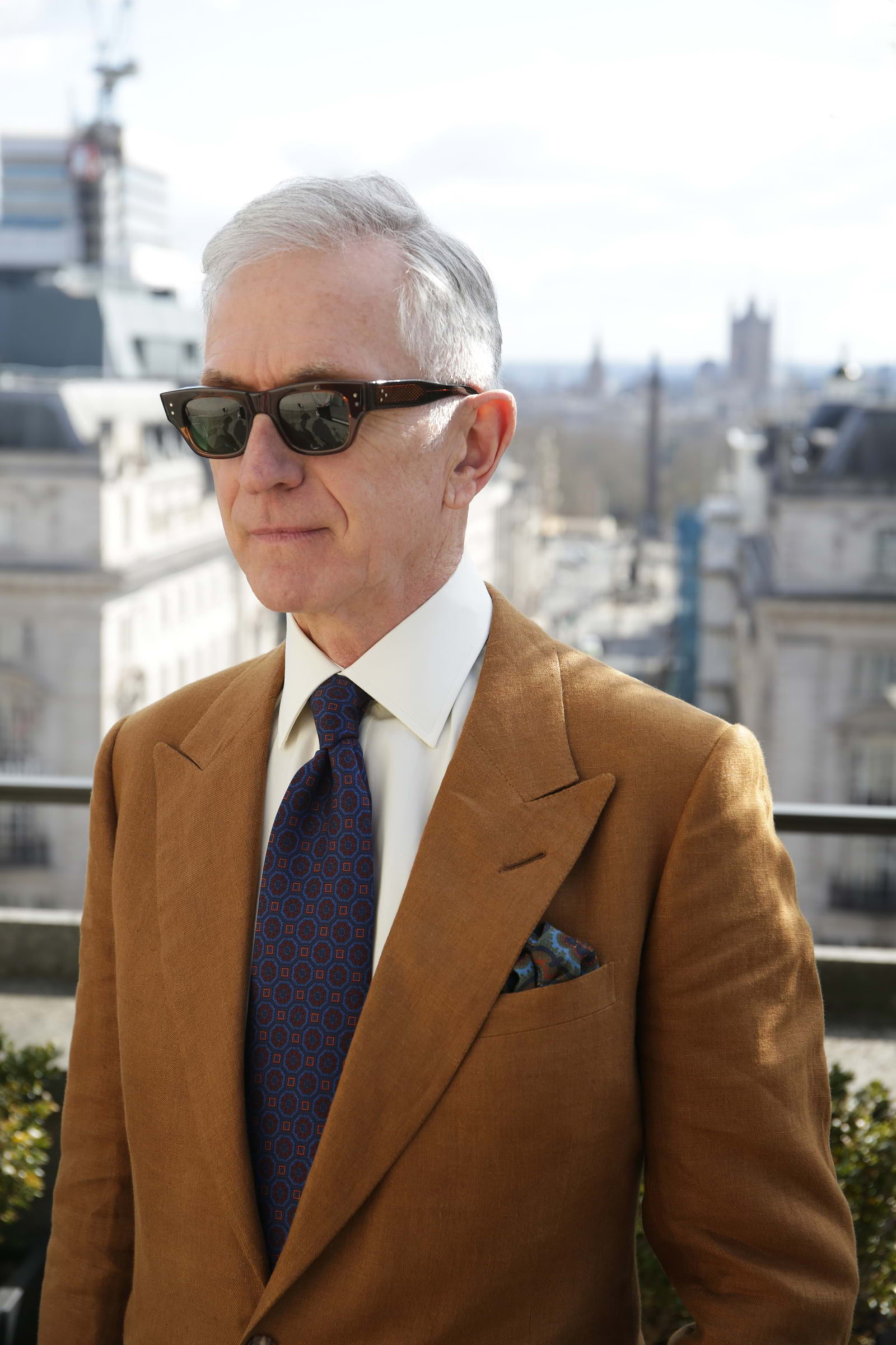 'GreyFox' wearing SB tobacco linen suit, cut & made at 10 Savile Row – Bild från Dege & Skinner av Cass S. (2025-05-30)