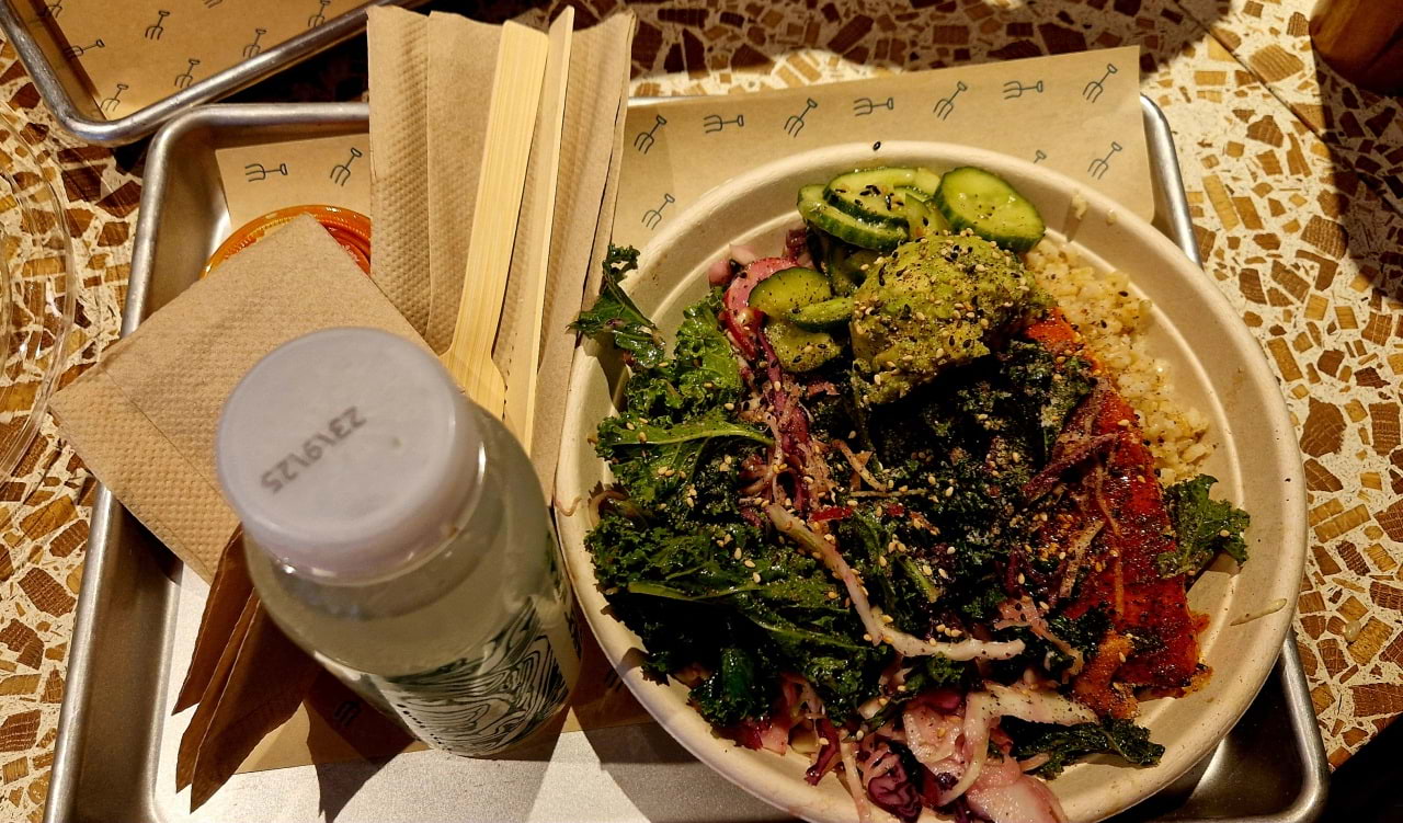 The Salmon Field Bowl I ordered for lunch was so delicious – Bild från Farmer J Marylebone Village av Lubna U. (2025-09-24)