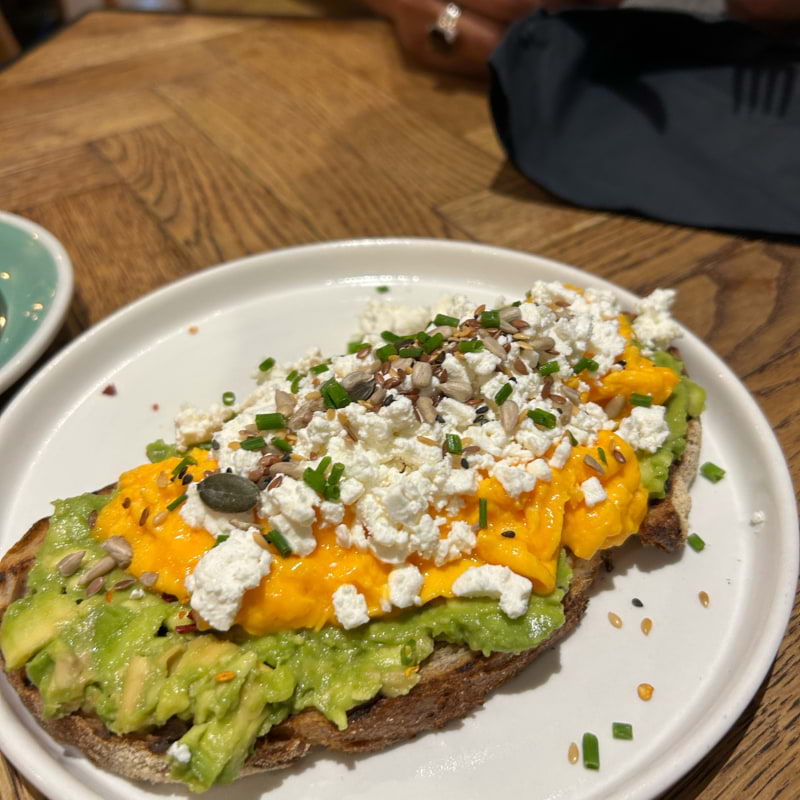 Smashed avocado with egg – Photo from Fred & Doug's by Madiha S. (25/09/2023)