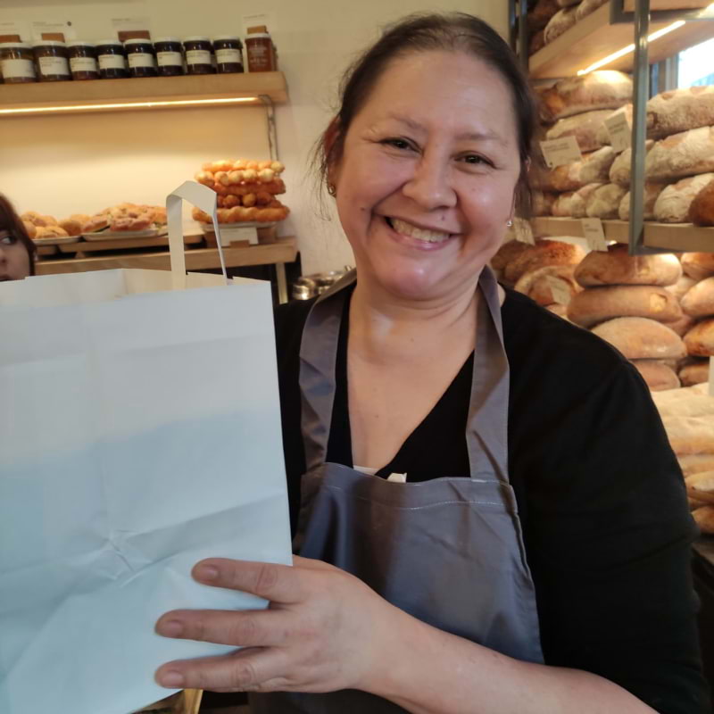 Elise handing over the pre packaged up pastries. – Bild från GAIL's Bakery Victoria Park av Alison N. (2023-12-21)