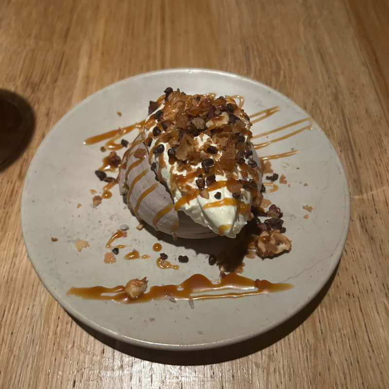 Chocolate & caramel pavlova – Photo from Manteca by David L. (08/08/2024)