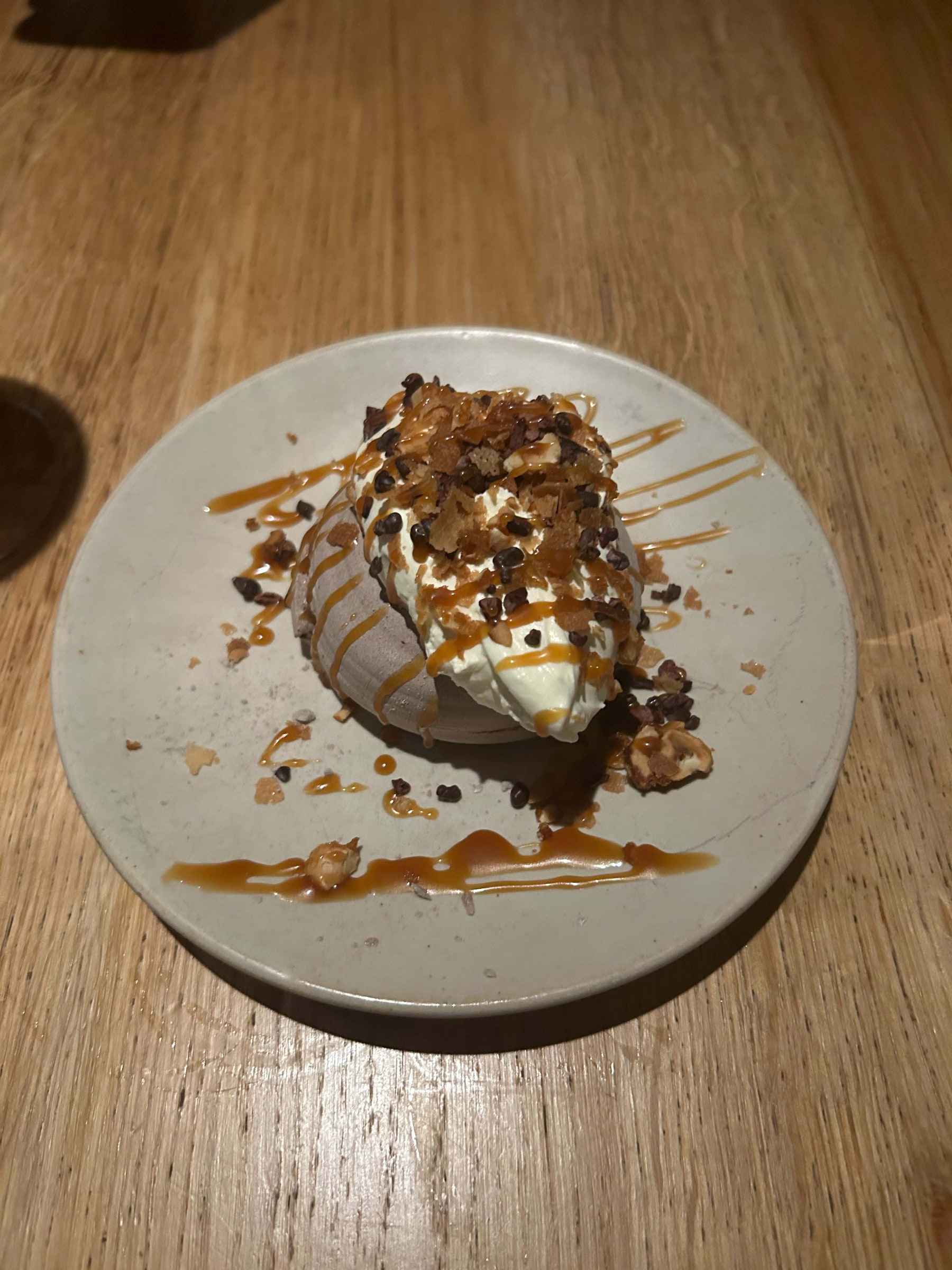 Chocolate & caramel pavlova – Photo from Manteca by David L. (08/08/2024)