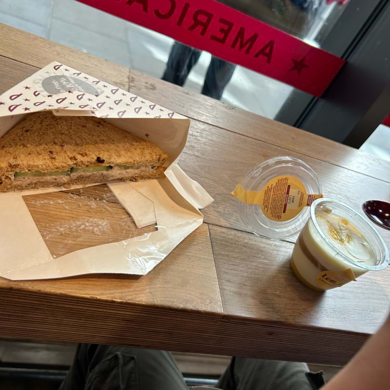 Tuna sandwich, lemon cheese cake and flat white – Photo from Pret A Manger Lombard Street by Madiha S. (14/08/2023)