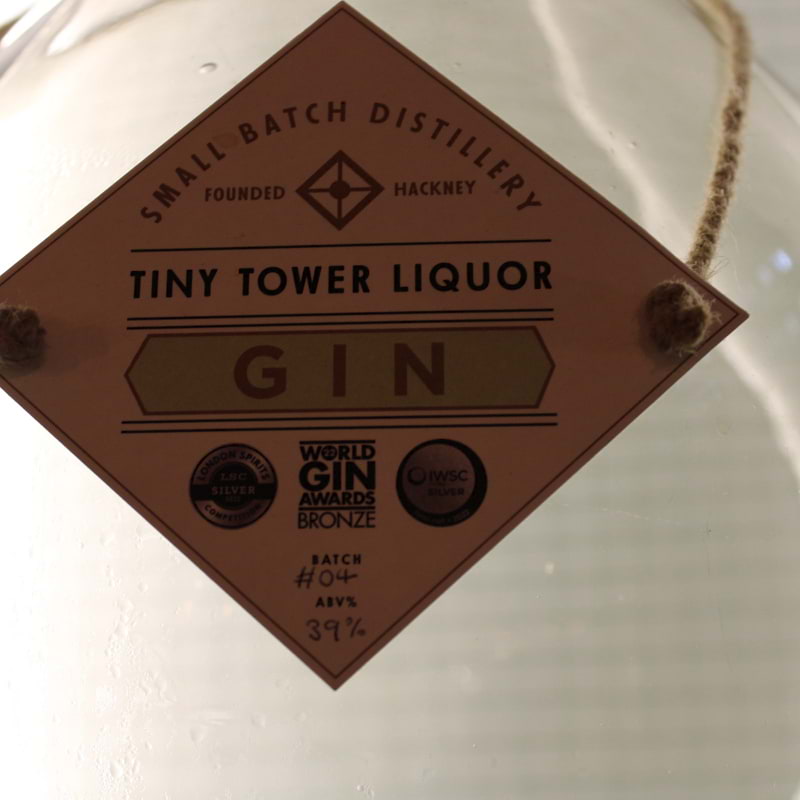 Tiny Tower Small Batch Gin – Bild från Serata Hall av Stephanie J. (2023-07-06)
