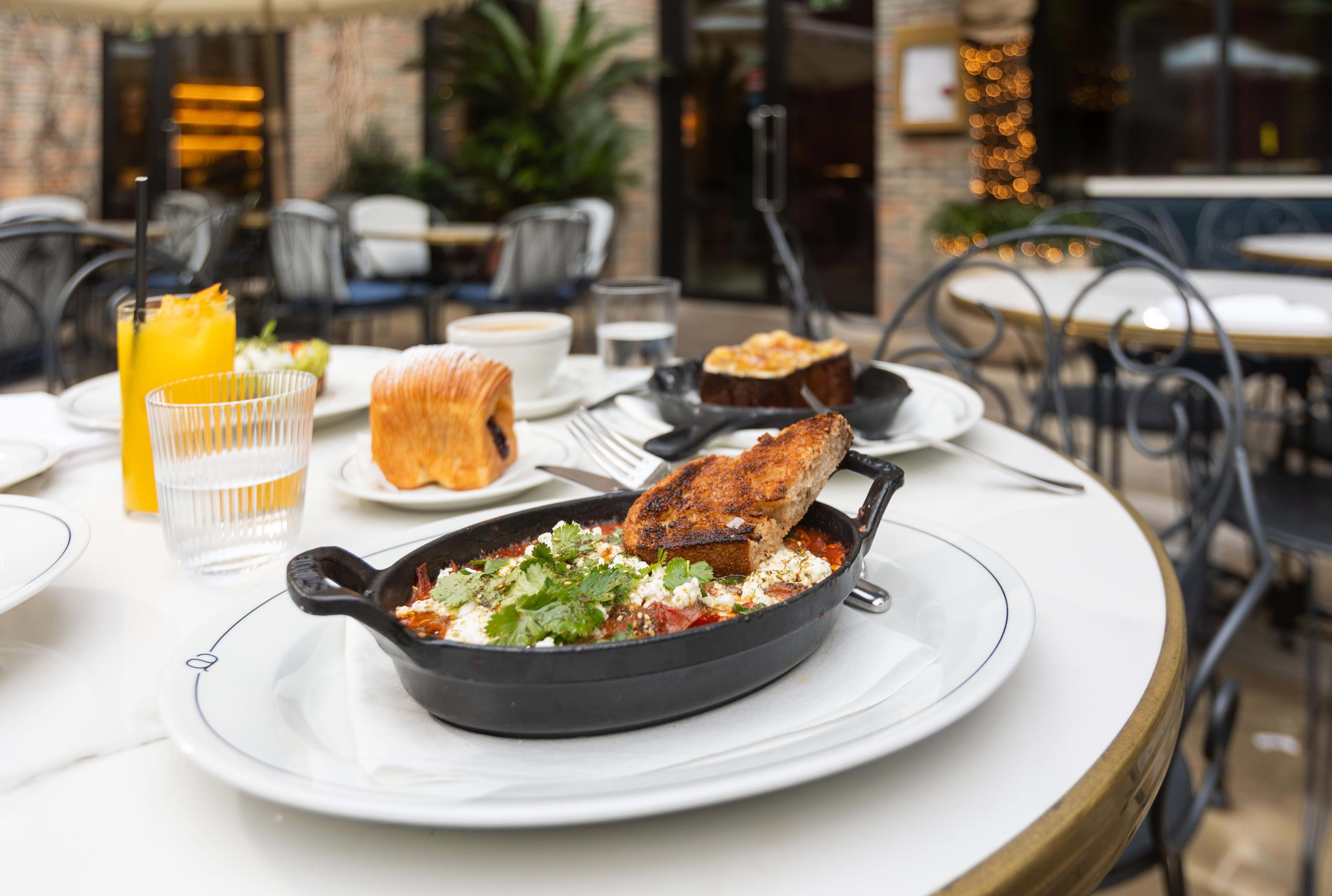 Three Darlings – Breakfast in Chelsea