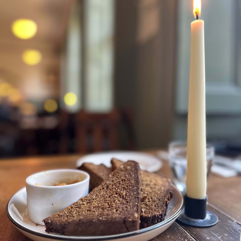 Guinness soda bread with marmite butter – Photo from William IV by Daniel S. (03/03/2025)