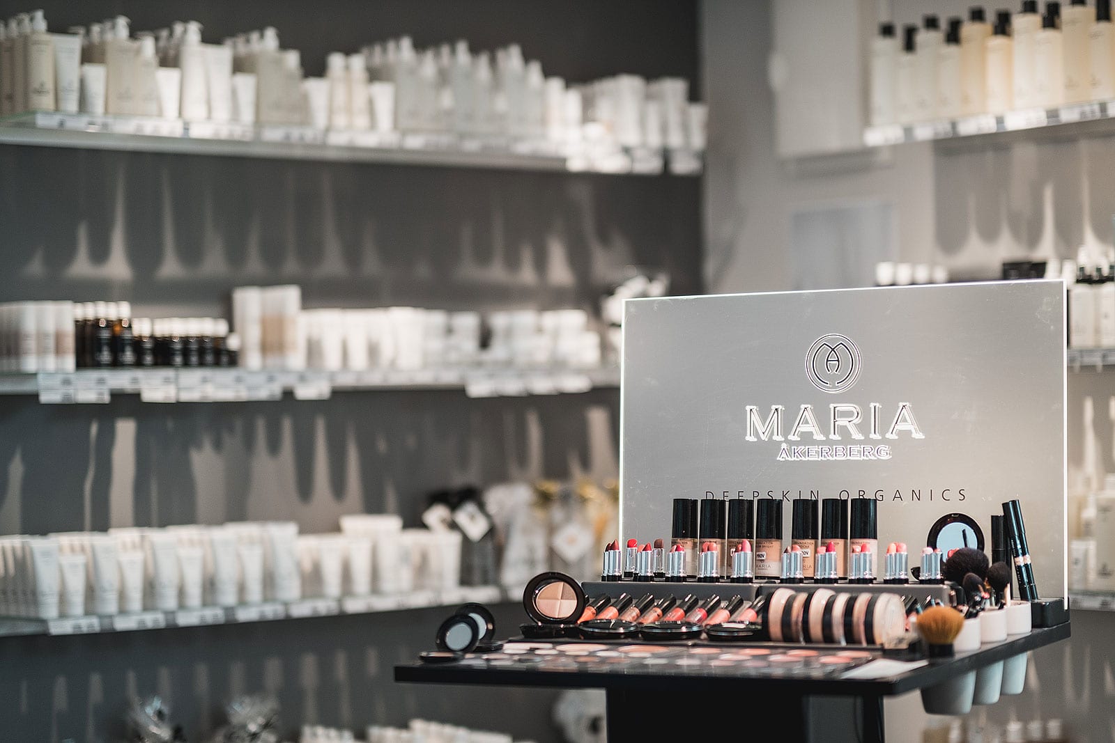 M & M Nail & Beauty Center – Skönhetsbutiker
