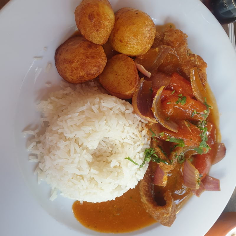 Fried fish with fish sauce e potatoes  – Photo from Maestra Vida Hornstull by Julia L. (13/07/2021)