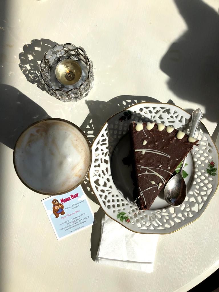 Choklad tårta med ganache- för chokladälskare!  – Bild från Mama Bear Café av Madiha S. (2020-02-21)