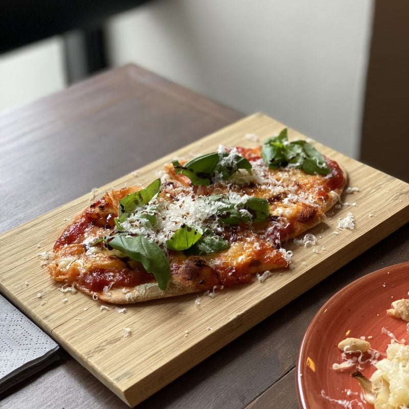 God pizza med söt tomatsås – Bild från Mamma o. jag Bistro av Agnes L.