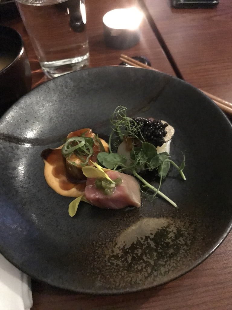 Pilgrimsmussla (med anklever, svart kaviar och tryffel), marulkslever samt fetaste delen på torsken – Bild från Minako av Jessica K. (2020-08-31)