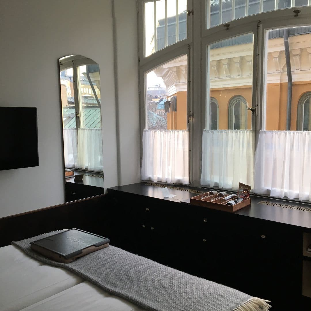 Skön säng och vackra fönster. – Bild från Miss Clara Hotel av Johanna L. (2017-04-21)