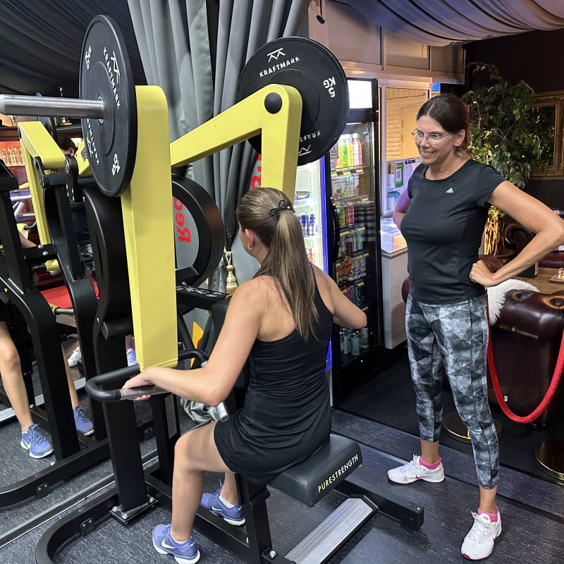 Motivation och inspiration med en PT vid sin sida. Här pt duo med dotter – Photo from First Class PT Malmö by Linda N. (05/09/2025)