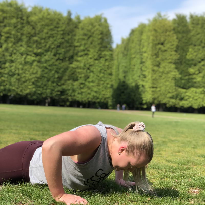 Mina första 10 armhävningar och min träningsmotivation var på topp. Med en PT utomhus och på gymmet – Photo from First Class PT Malmö by Linda N. (25/11/2025)