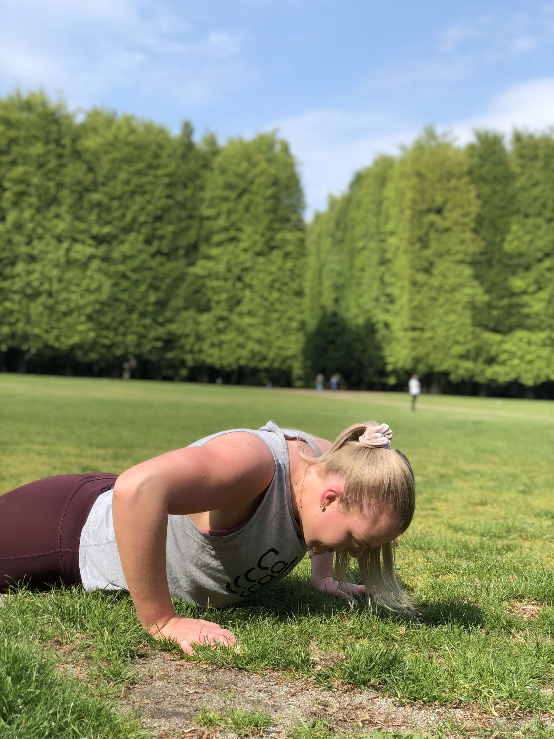 Mina första 10 armhävningar och min träningsmotivation var på topp. Med en PT utomhus och på gymmet – Photo from First Class PT Malmö by Linda N. (25/11/2025)