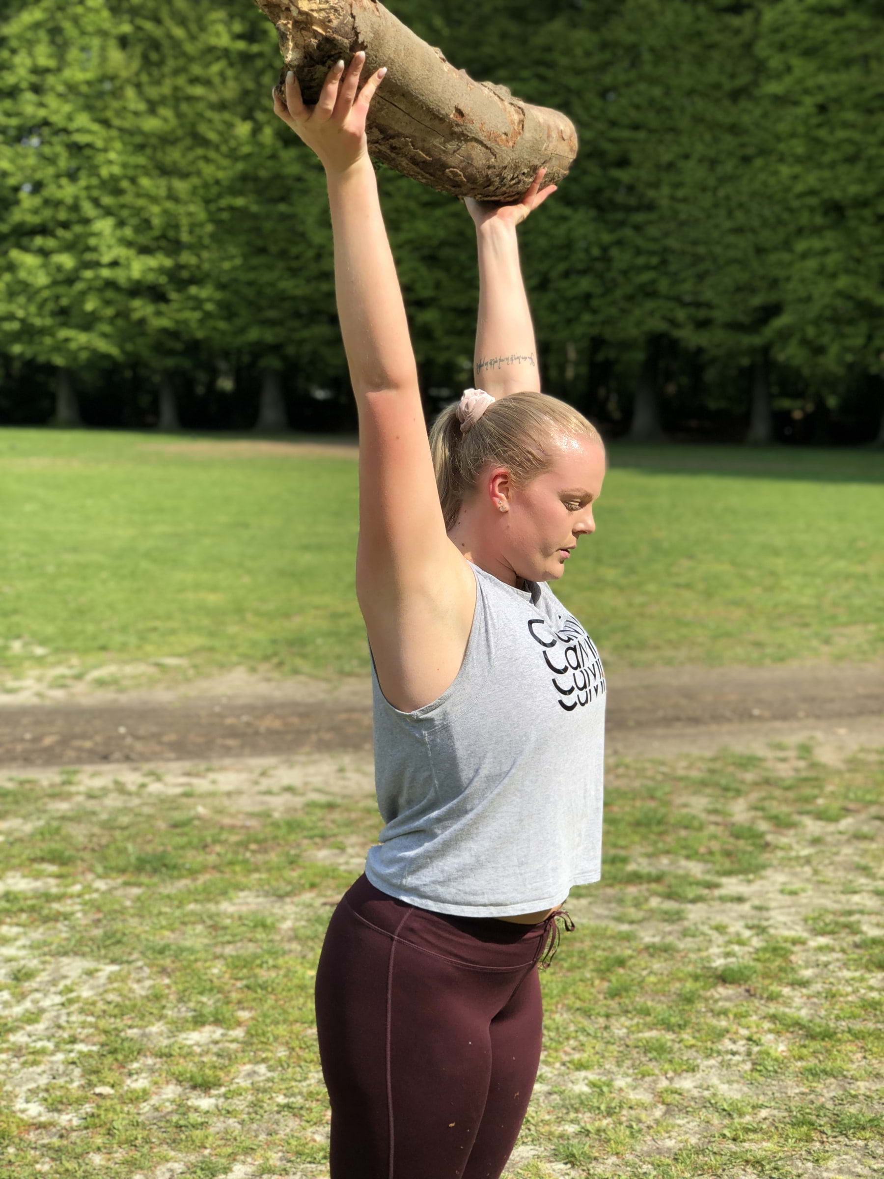 Axelpress med stock utomhus. Sann styrka kommer inifrån men det skadar inte att lyfta tungt! :) – Photo from First Class PT Malmö by Linda N. (25/11/2025)