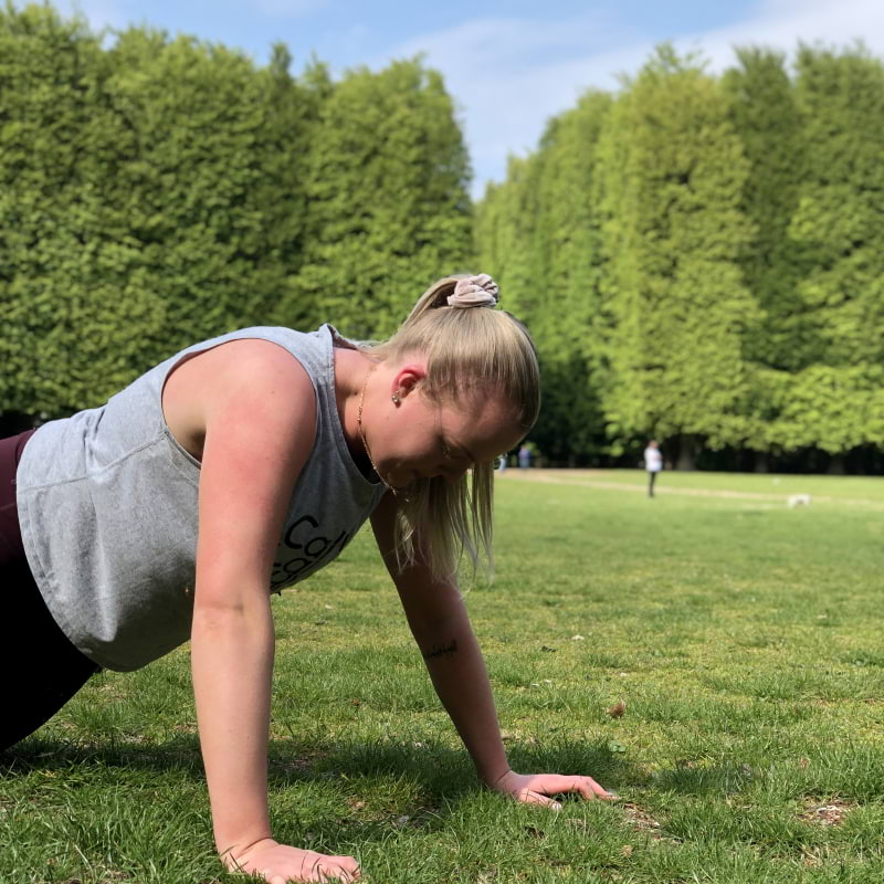 Utomhusträning i Malmö med min PT. Armhäv bygger starka armar och bröst. – Photo from First Class PT Malmö by Linda N. (25/11/2025)