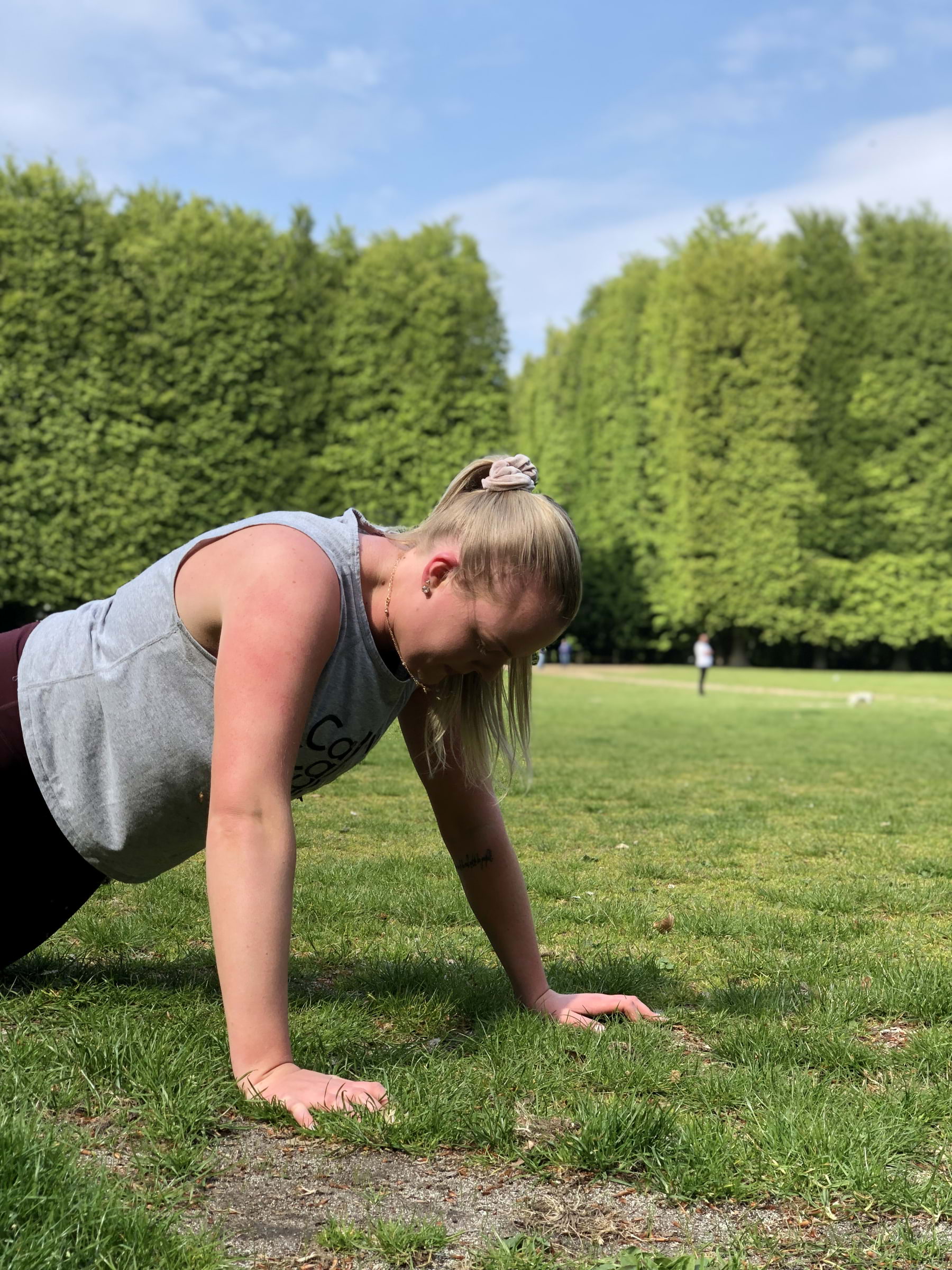 Utomhusträning i Malmö med min PT. Armhäv bygger starka armar och bröst. – Photo from First Class PT Malmö by Linda N. (25/11/2025)