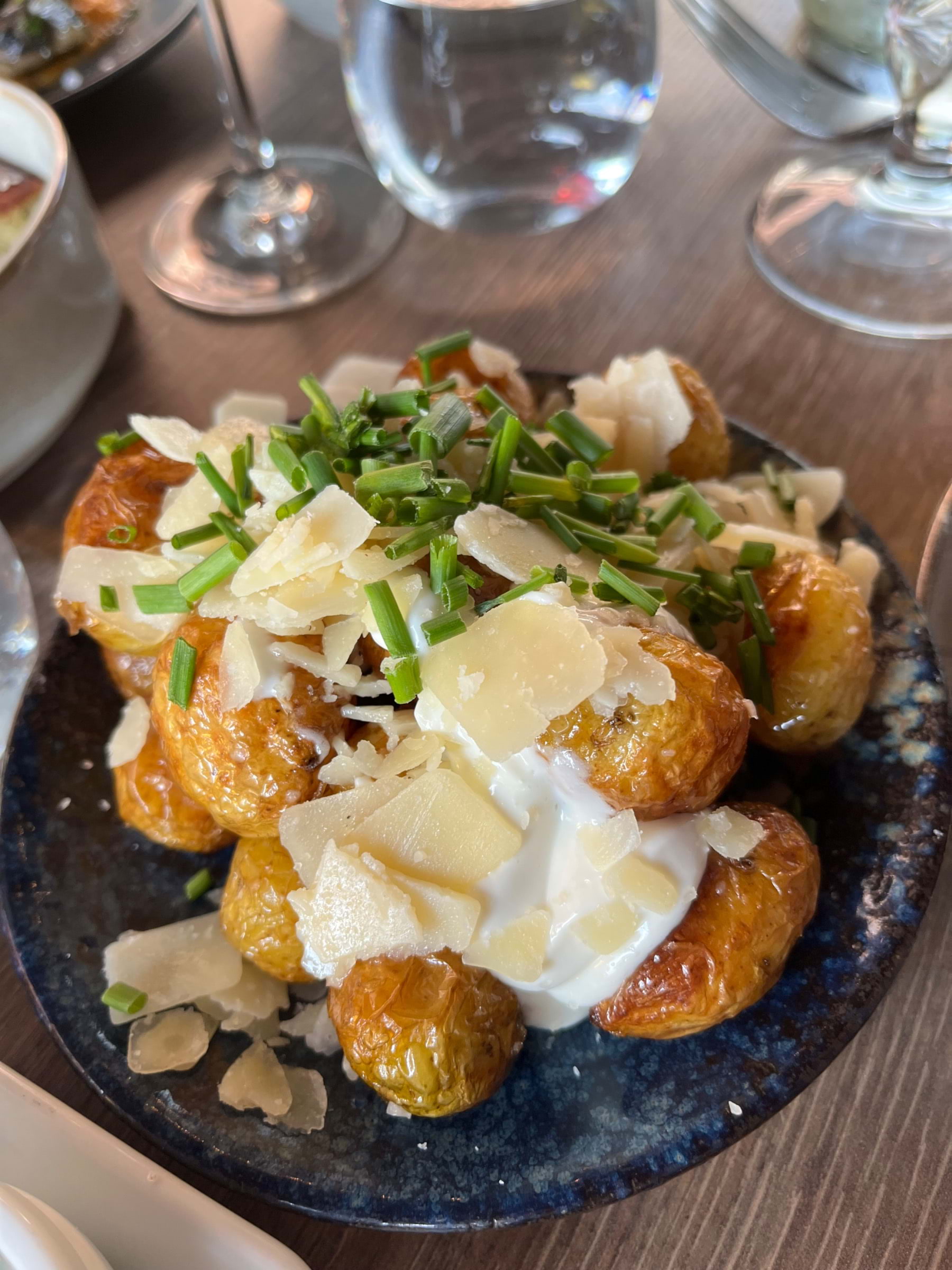 Potatis med aioli och parmesan – Bild från Plockepinn Restaurang & Bar av Jessica K. (2023-07-24)