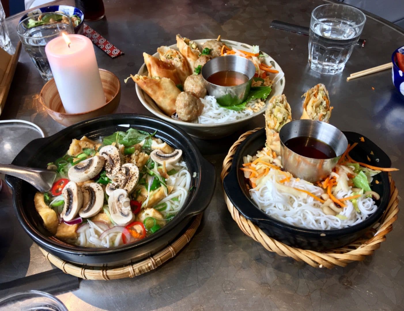 Lunch: pho, vårrullar & fläskfärsspett och vegetariska vårrullar  – Bild från Nam Do av Agnes L. (2018-08-18)