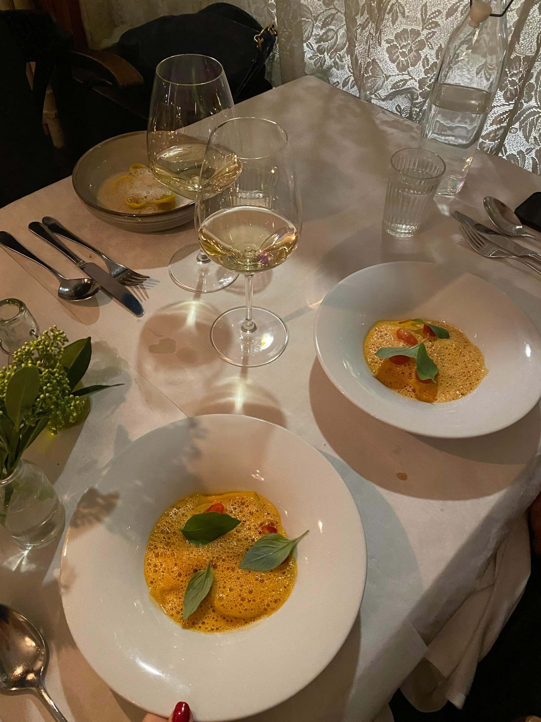 HUMMERRAVIOLI - Fylld med hummer & ricotta, inlagd tomat, chili, hummersås – Photo from Nostrano Södermalm by These S. (15/12/2022)