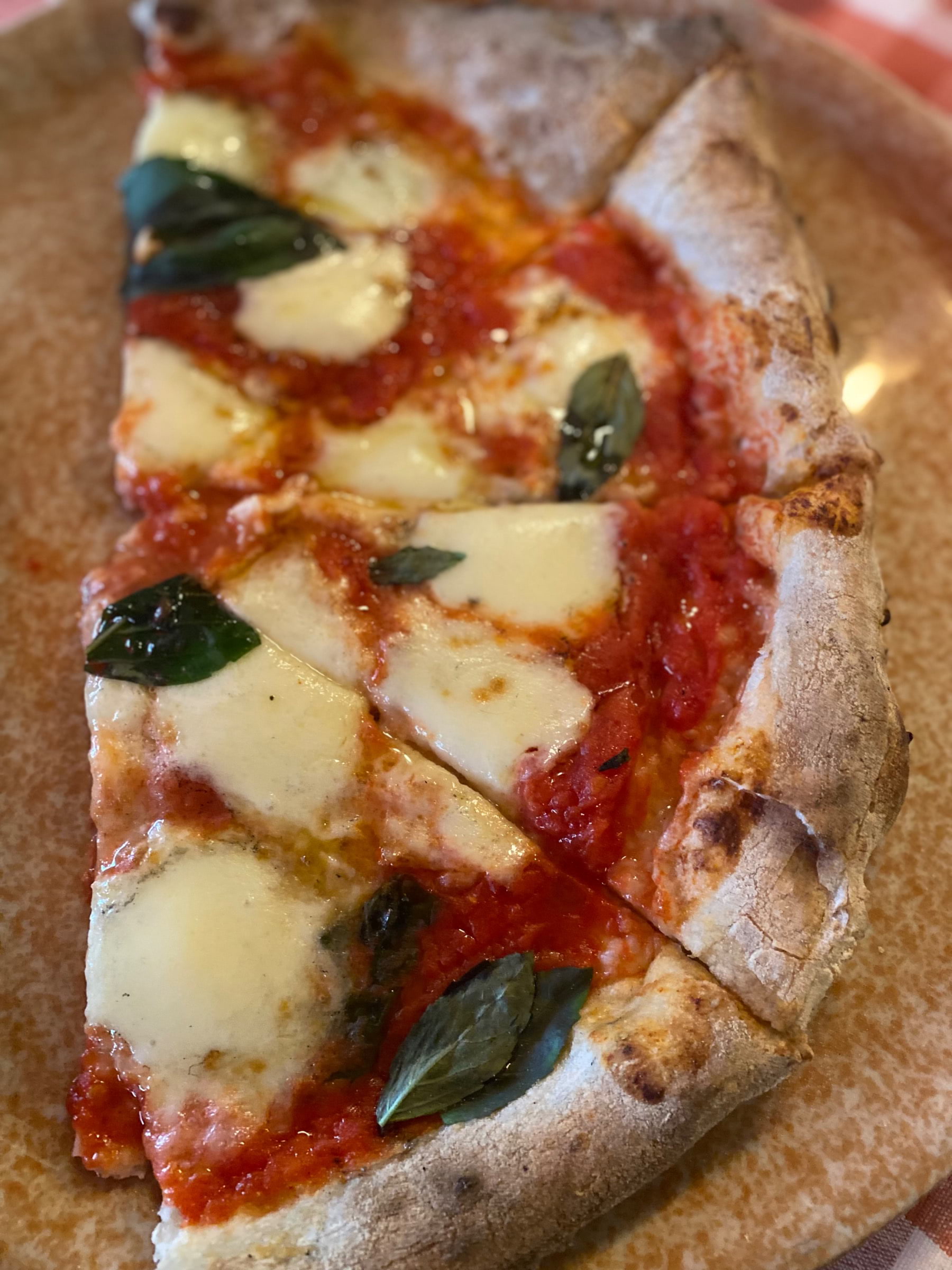 Mozzarella pizza  – Photo from Nonno's Italian Eatery & Lounge by Madiha S. (17/02/2022)