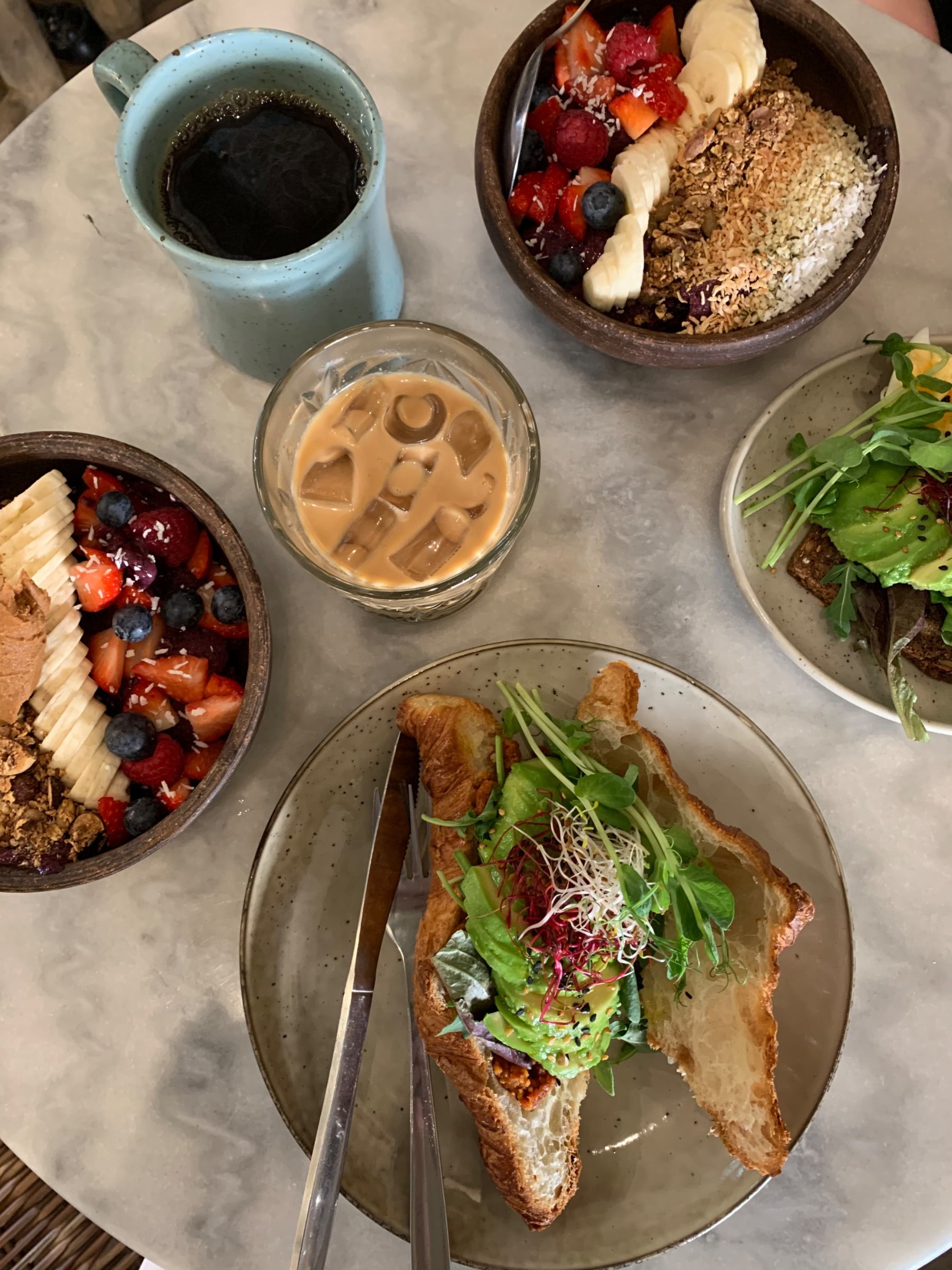 Croissant med avokado, acai bowles & kaffe 😍 – Photo from Omayma by Sarah A. (04/07/2020)