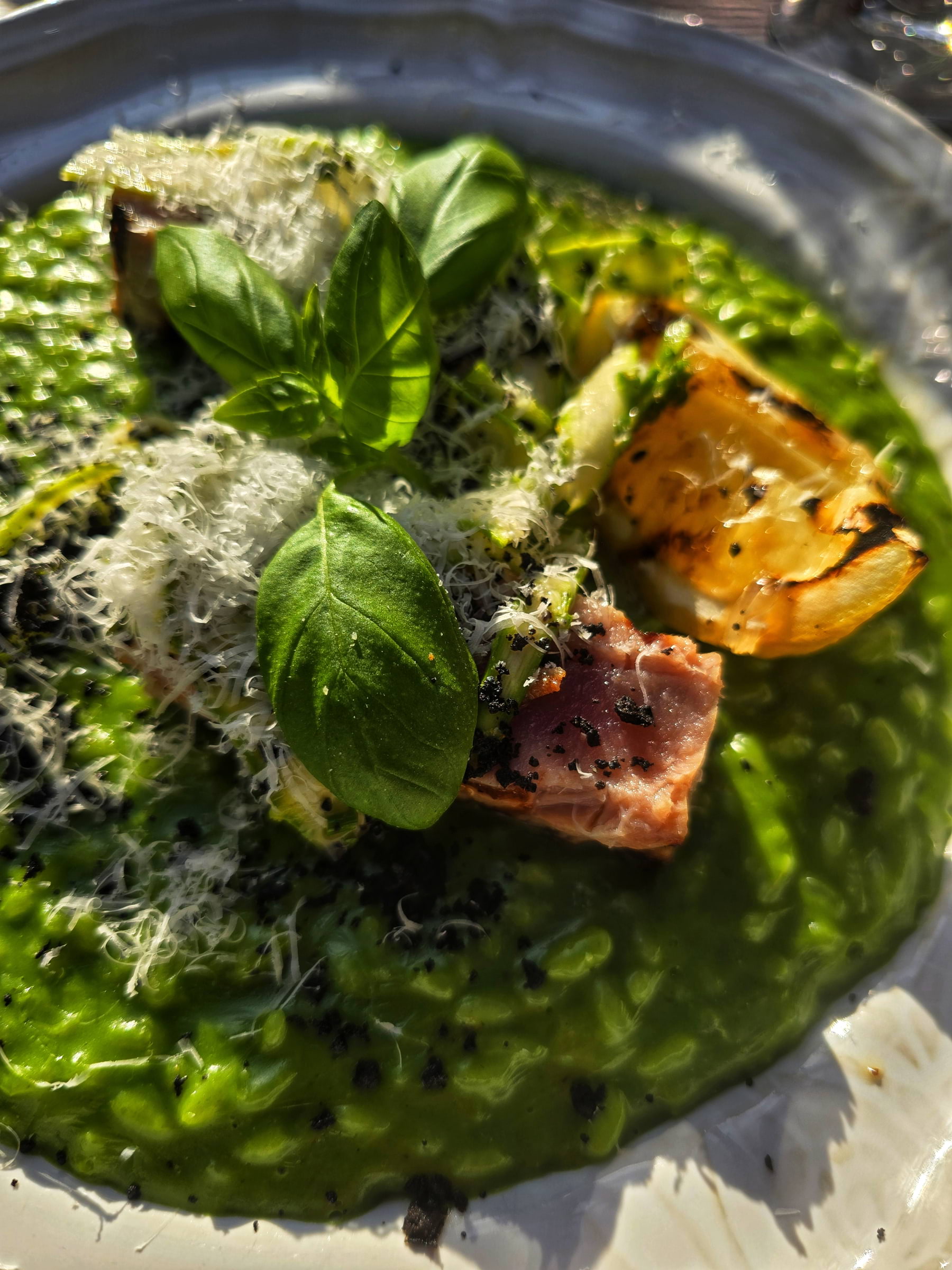 Basilika risotto och halstrad tonfisk – Bild från Chicce Slottsgatan av Cecilia S. (2025-06-04)