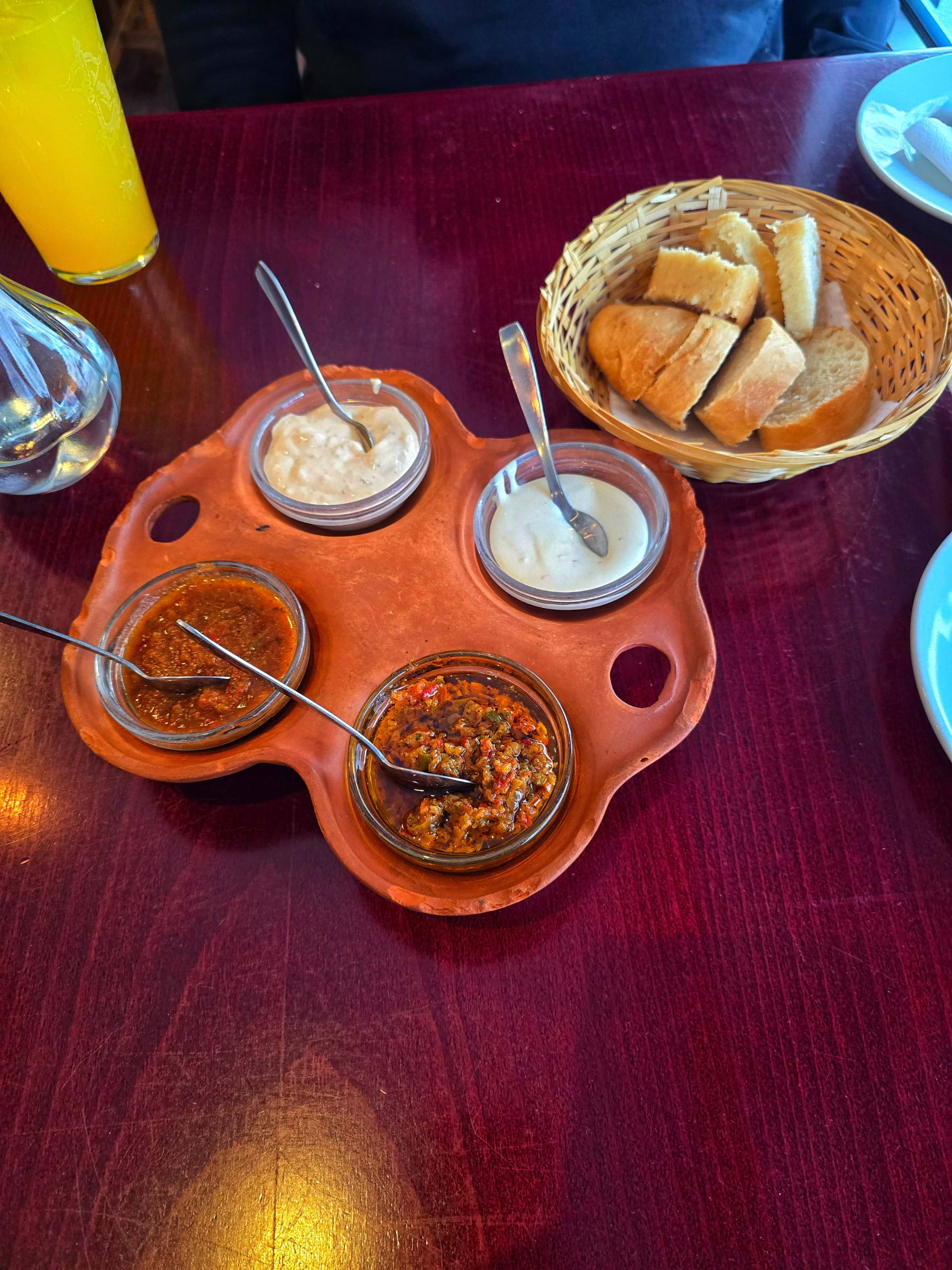 Bröd och såser fick vi innan maten – Bild från La Pampa Steakhouse av Cecilia S. (2025-05-15)