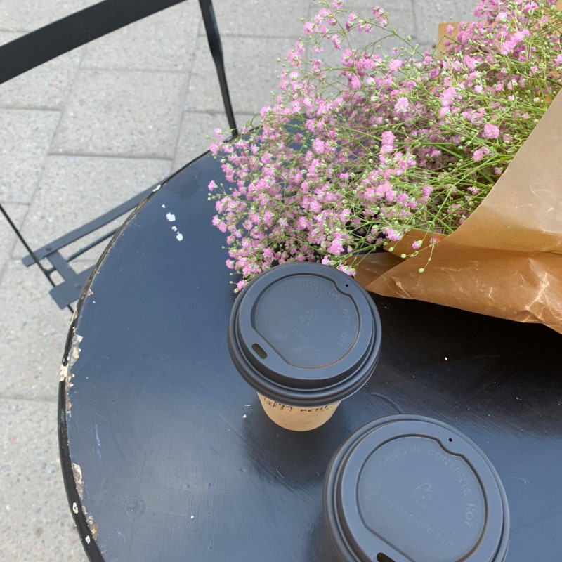 Blommor & kaffe ♥️ – Bild från Petit Marché av Sarah A. (2020-07-04)