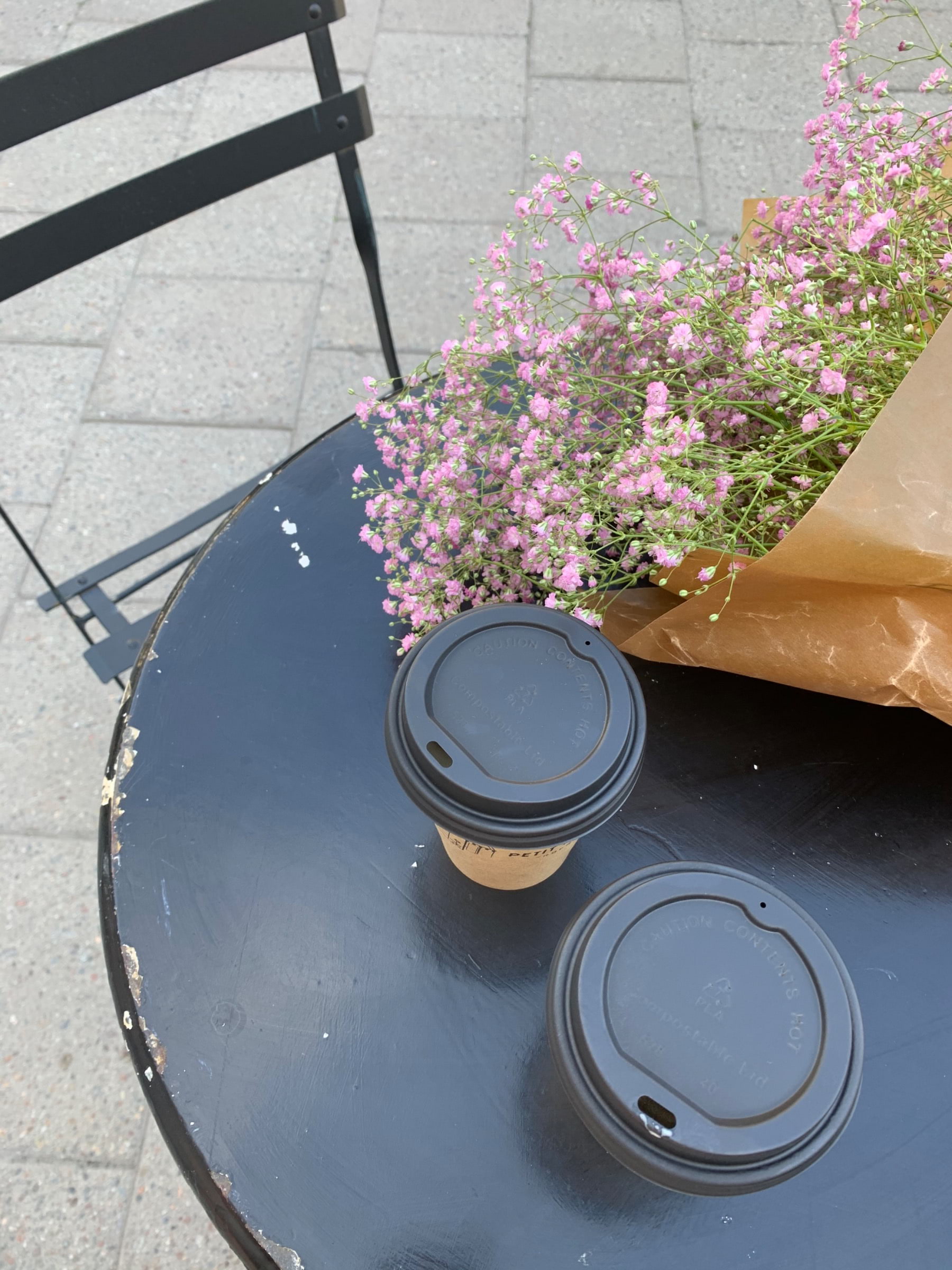 Blommor & kaffe ♥️ – Bild från Petit Marché av Sarah A. (2020-07-04)