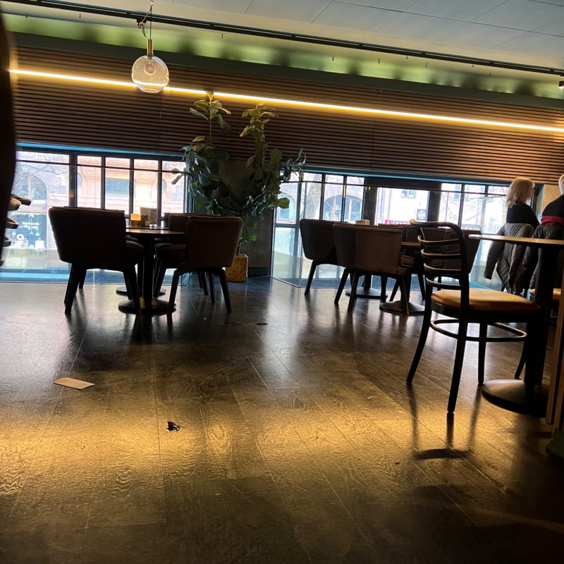 Empty restaurant, we could not choose table – Bild från Phil's Burger Stureplan av Nicol P.