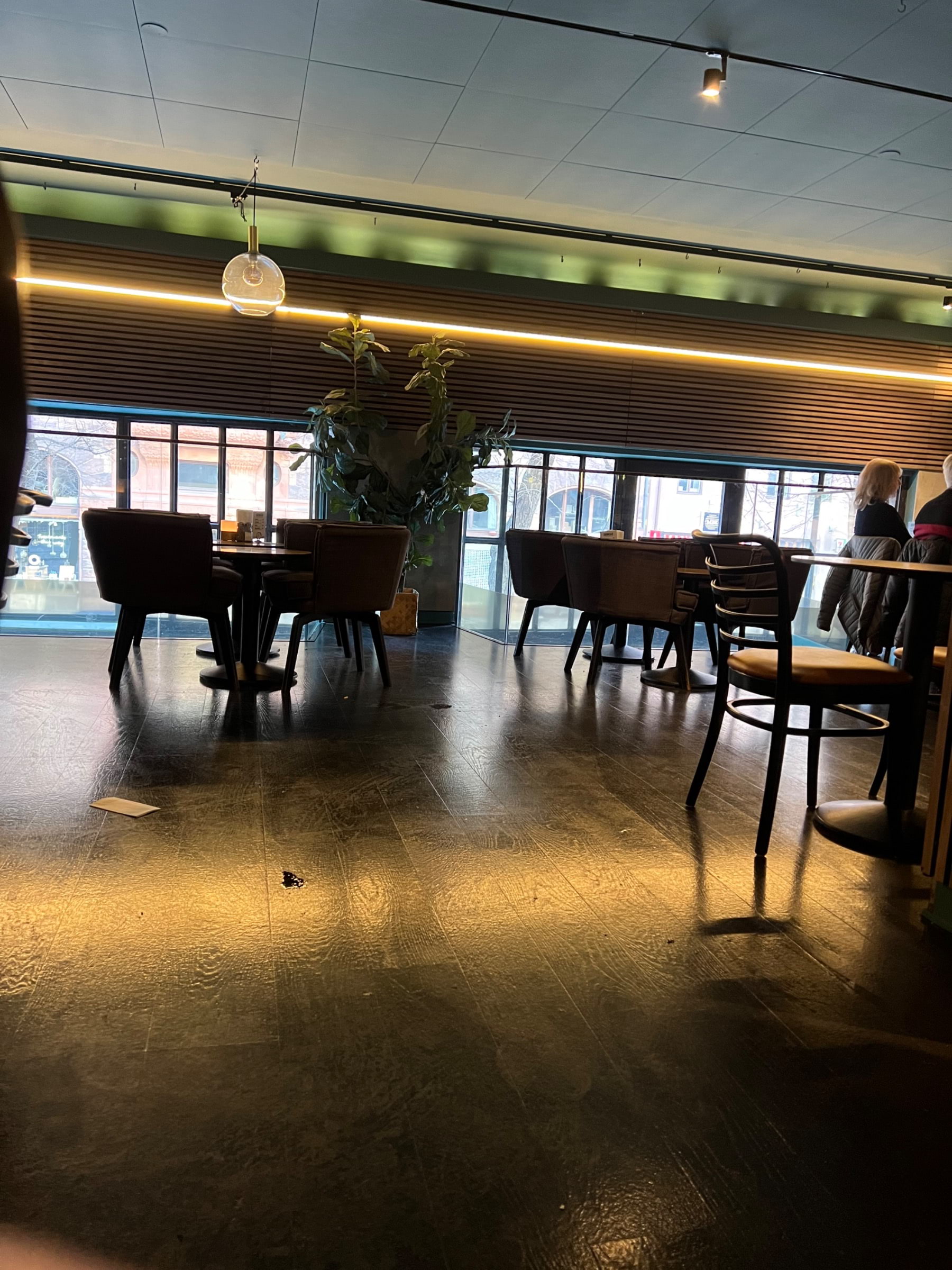 Empty restaurant, we could not choose table – Photo from Phil's Burger Stureplan by Nicol P. (27/02/2022)