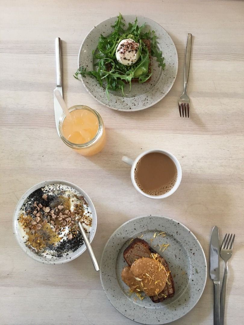 Food: Banana bread w peanut butter, yoghurt w lavender honey & poppy seeds, rye bread w poached egg – Bild från Pom & Flora Odengatan av Caroline L. (2019-08-22)