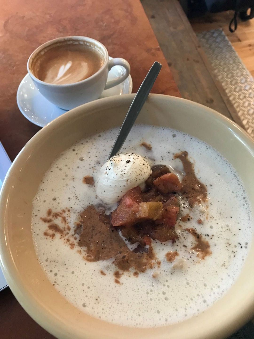 Oatmeal with Rhubarb, sourcream and steamed milk – Photo from Pom & Flora Odengatan by Sara O. (04/06/2019)