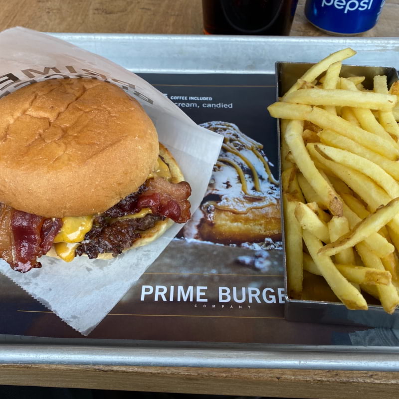 Mikes Cheede. Kött, bacon, ost. Vad mer behövs? 😄 – Bild från Prime Burger Company Sjöstaden av Peter B. (2021-09-16)