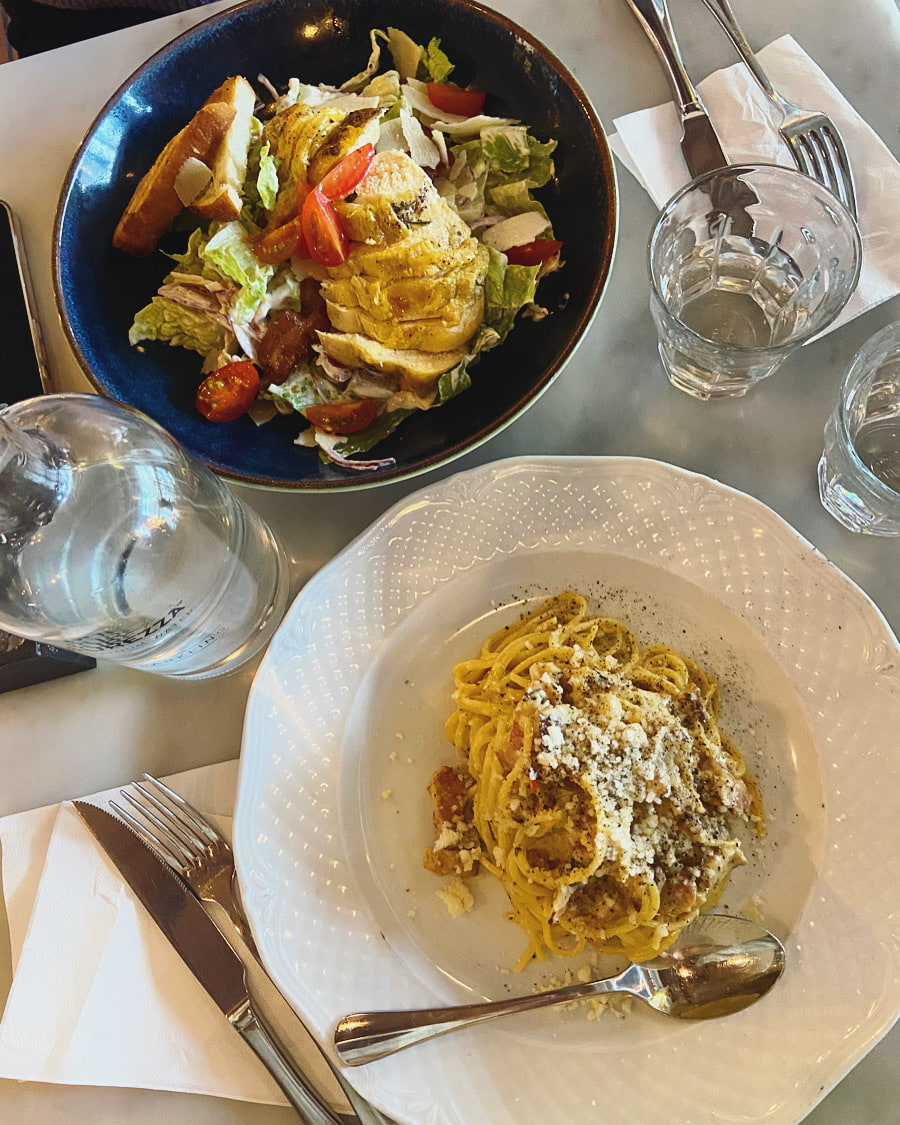 Ceasarsallad och carbonara  – Photo from Primo Ciao Ciao Odenplan by Saga S. (02/05/2022)