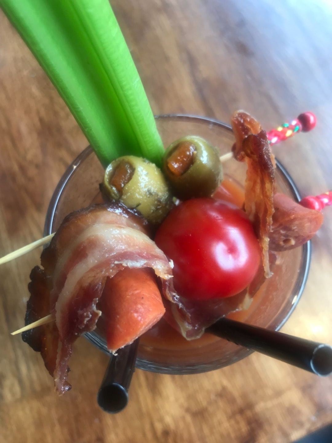 Bloddy Mary med oliver ölkorv selleri och bacon – Bild från Pub Anchor av Nicolina U. (2019-09-03)