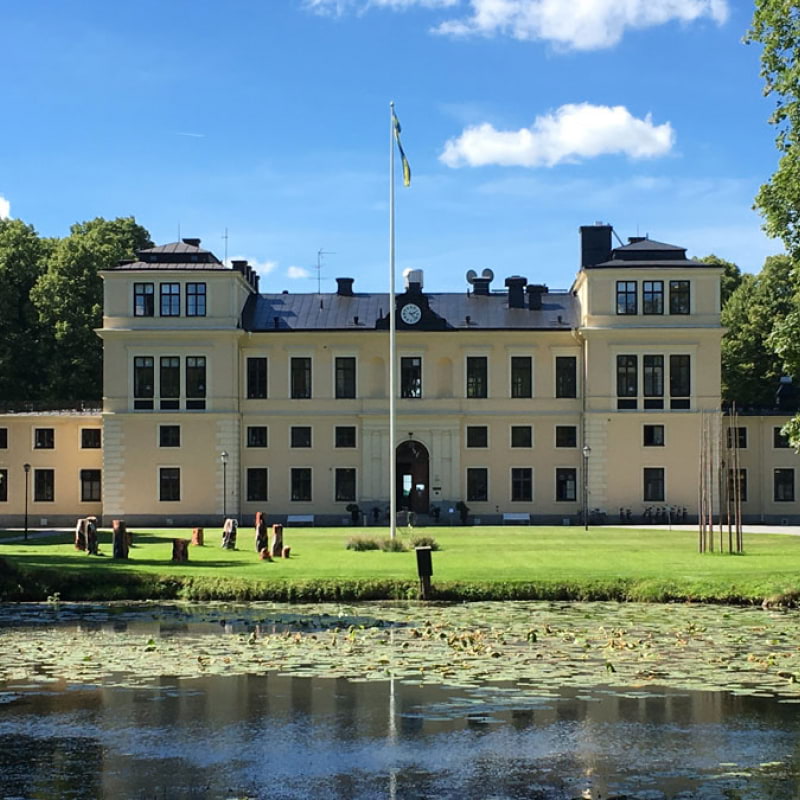 En bild på slottet och lite av dess omgivning.  – Bild från Rånäs Slott av Joakim H.