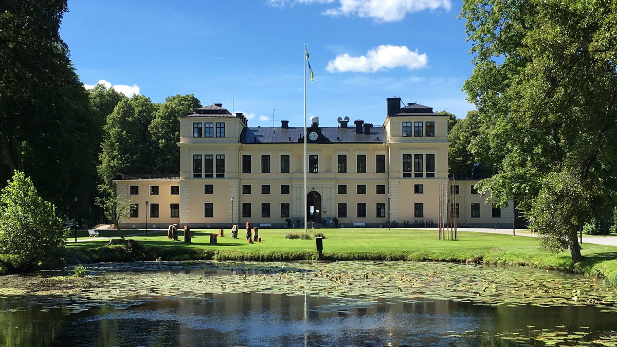 En bild på slottet och lite av dess omgivning.  – Bild från Rånäs Slott av Joakim H. (2021-05-23)