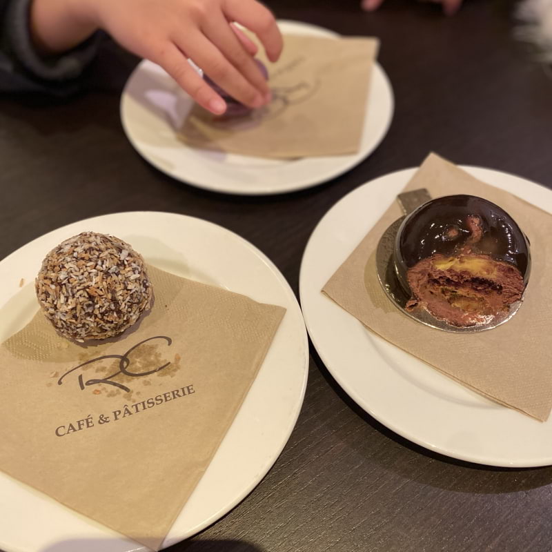 Passion bakelse och choklad bakelse – Photo from RC Chocolat Sigtuna by Madiha S. (15/02/2021)