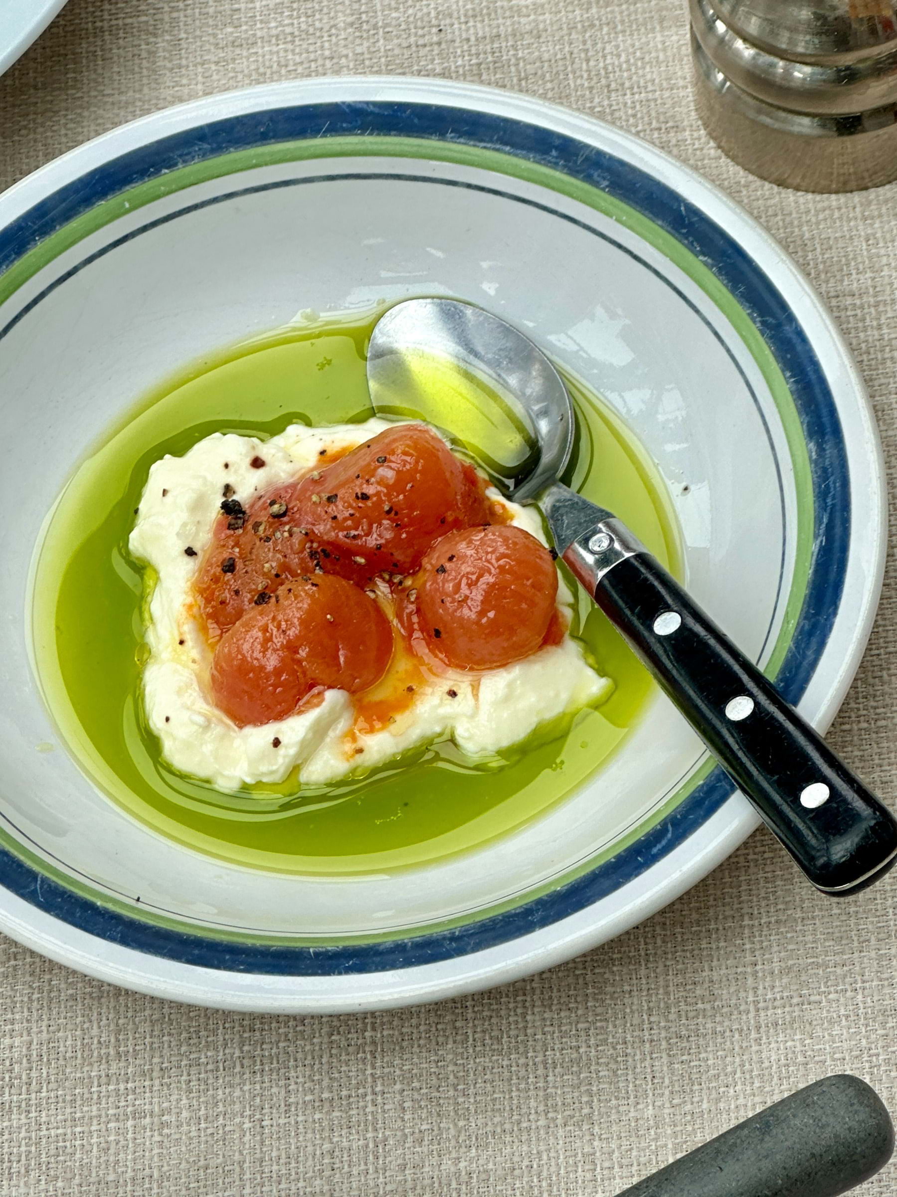 Yoghurt / tomat / ramslök 115kr – Bild från Restaurang Brus av These S. (2023-06-18)