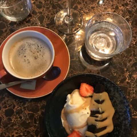 Brownie med vaniljglass och dulce de leche – Bild från Restaurang Artilleriet av Malin L. (2018-09-25)